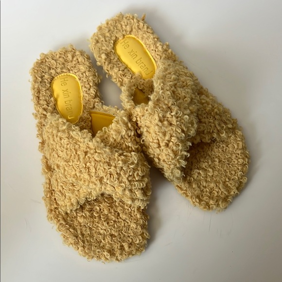 HE XIN BRAND Yellow Fuzzy Slippers 40 fits US 9 - Picture 1 of 3